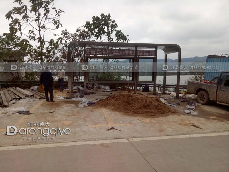 西安公交候車亭安裝實物案例