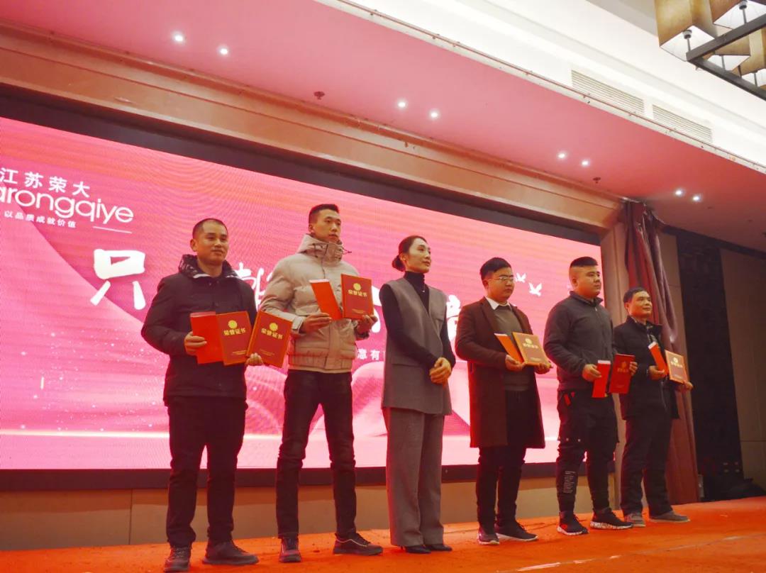 丁總與優(yōu)秀班組團(tuán)體合影 丁總與優(yōu)秀班組團(tuán)體合影