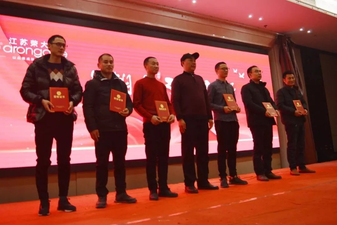 侍總與優(yōu)秀班組長合影 侍總與優(yōu)秀班組長合影