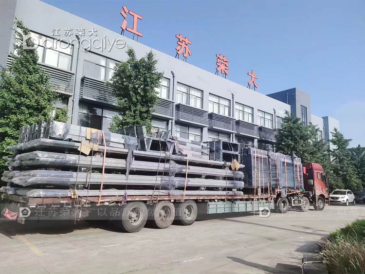 江蘇榮大智能公交站臺(tái)三車(chē)齊發(fā)